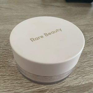 Rare Beauty Loose Powder in Light